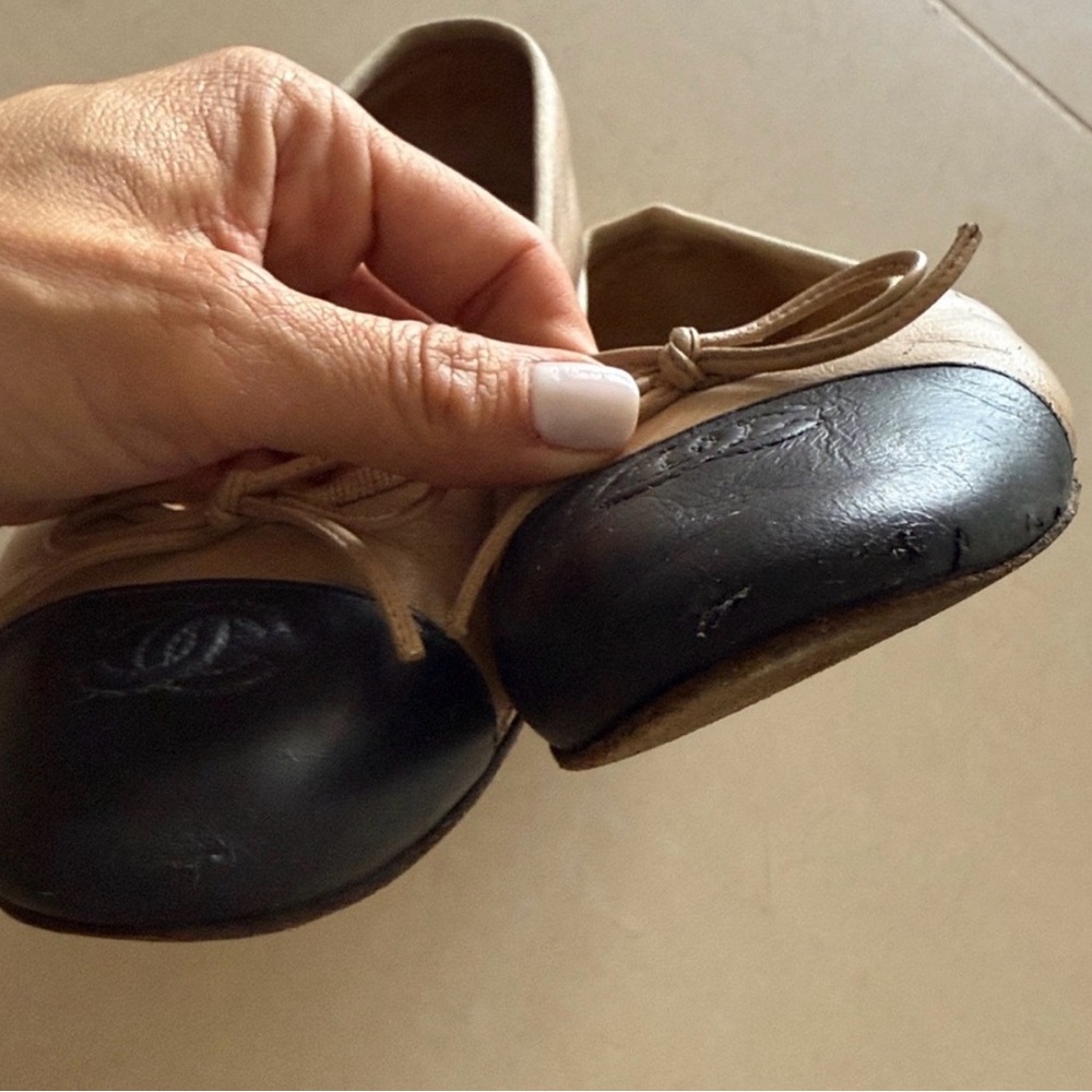 CHANEL Lambskin Beige and Black Flats - Picture 3 of 16